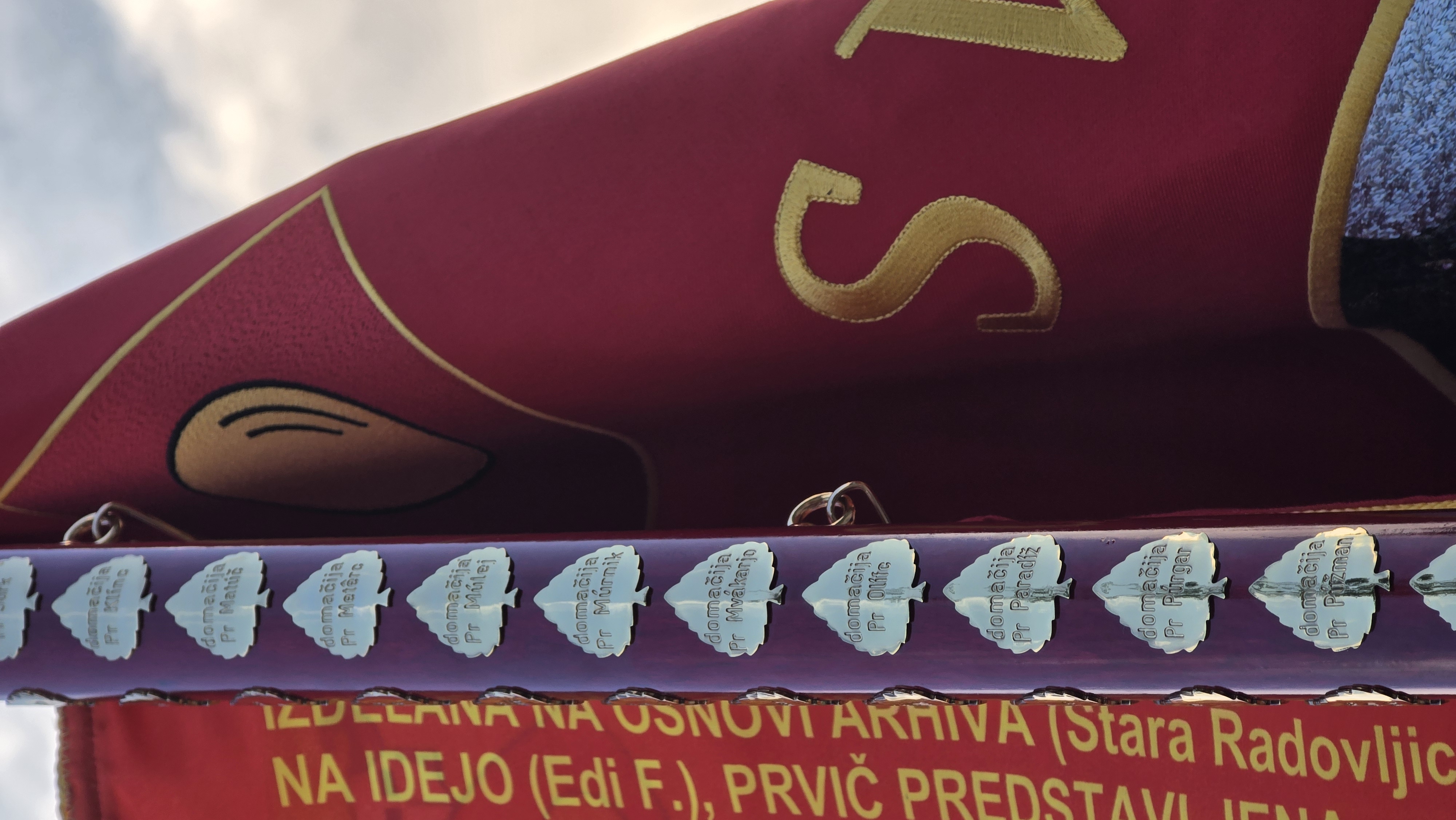 Zlati žebljički na drogu - detajl 2